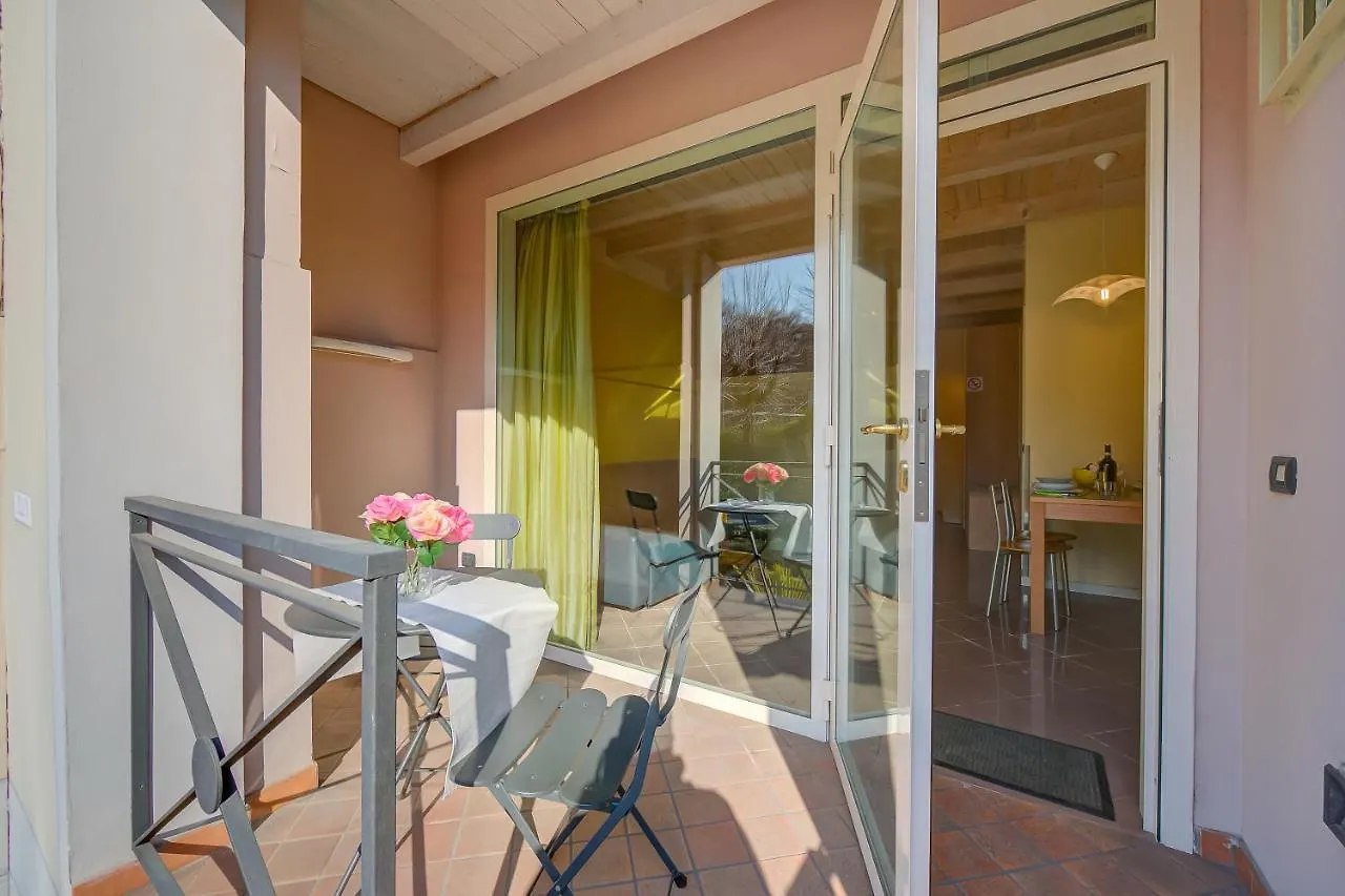 דסנזאנו דל גארדה Yellow, Orange And Blue Apartments Desenzano איטליה