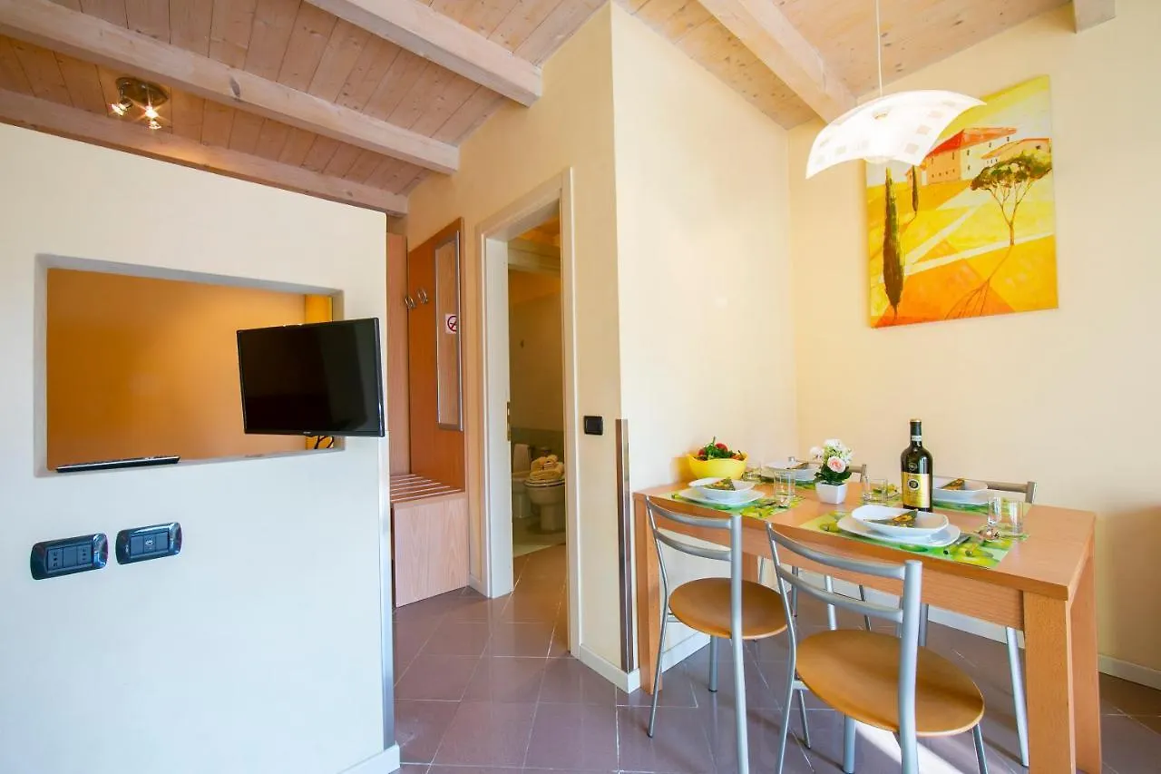 דסנזאנו דל גארדה Yellow, Orange And Blue Apartments Desenzano איטליה
