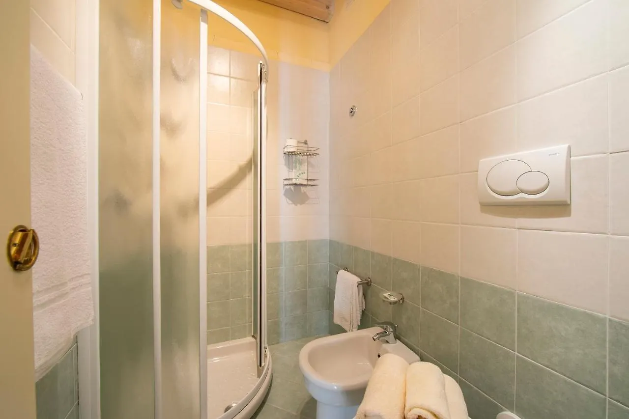 דסנזאנו דל גארדה Yellow, Orange And Blue Apartments Desenzano איטליה