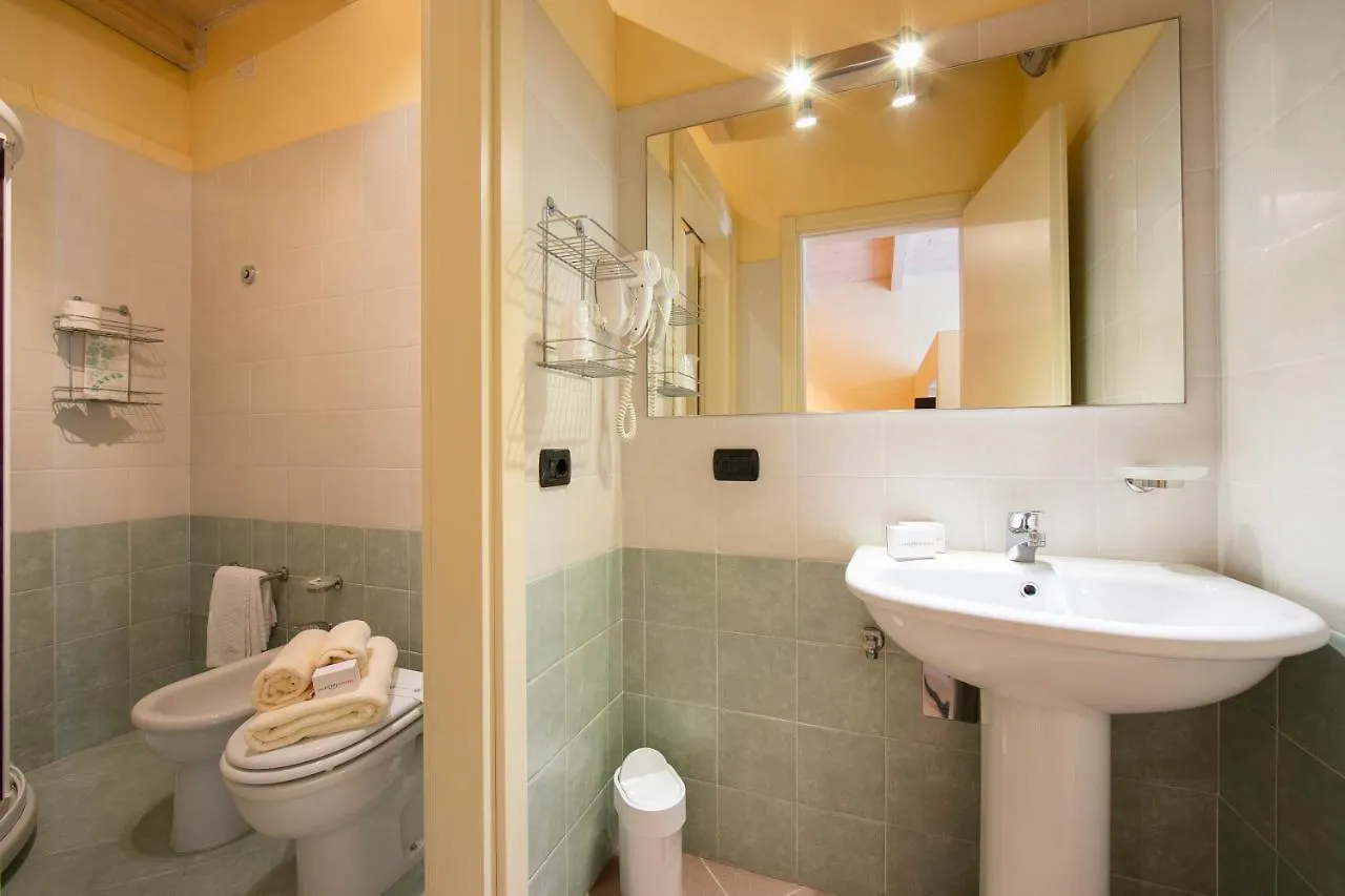 דסנזאנו דל גארדה Yellow, Orange And Blue Apartments Desenzano איטליה