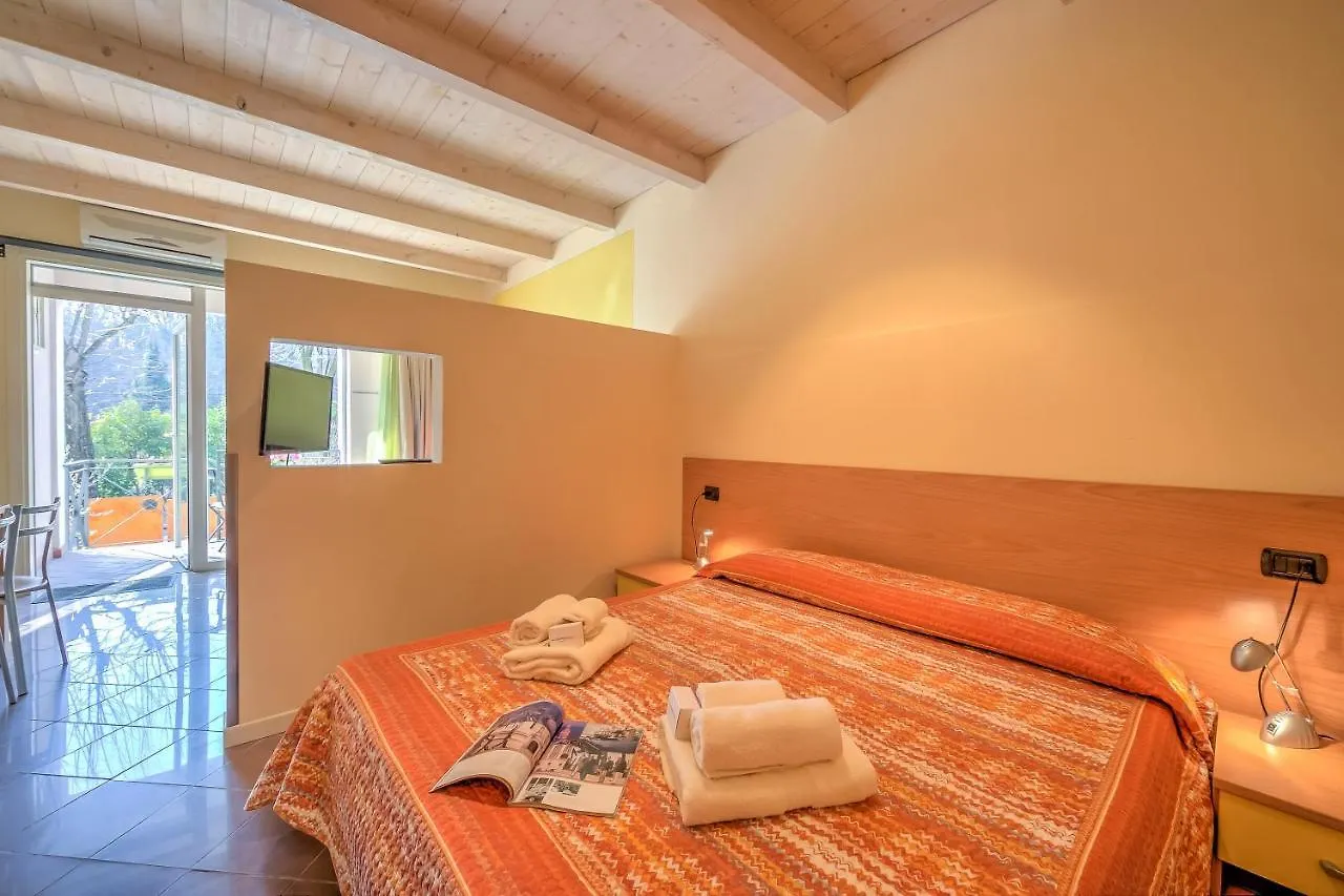 דסנזאנו דל גארדה Yellow, Orange And Blue Apartments Desenzano