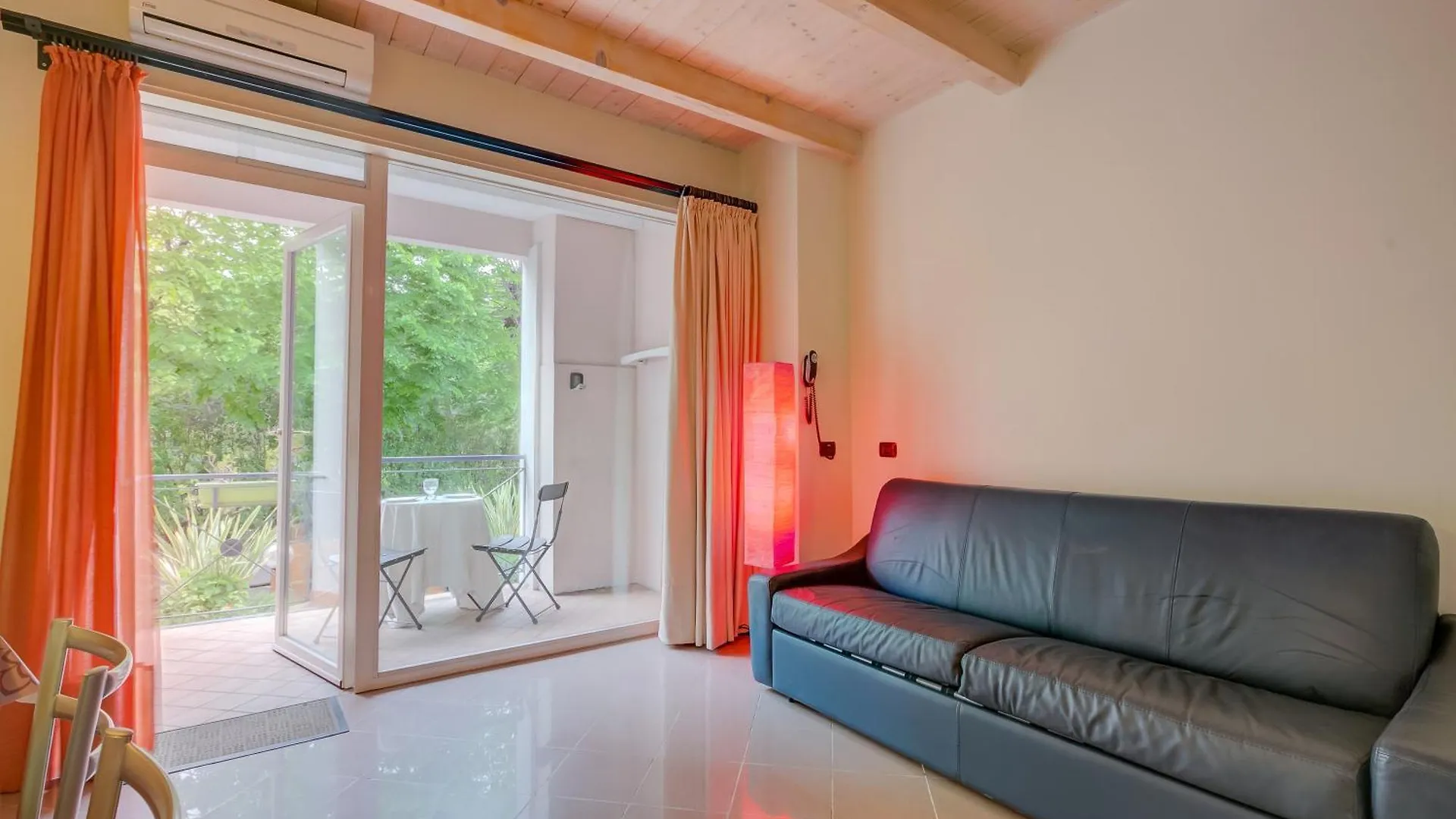 דסנזאנו דל גארדה Yellow, Orange And Blue Apartments Desenzano דסנזאנו דל גארדה