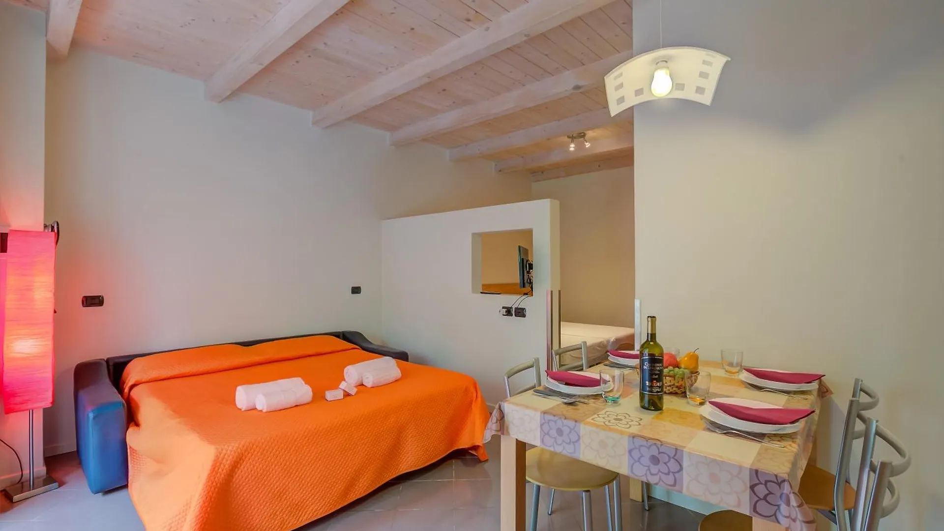 דסנזאנו דל גארדה Yellow, Orange And Blue Apartments Desenzano איטליה