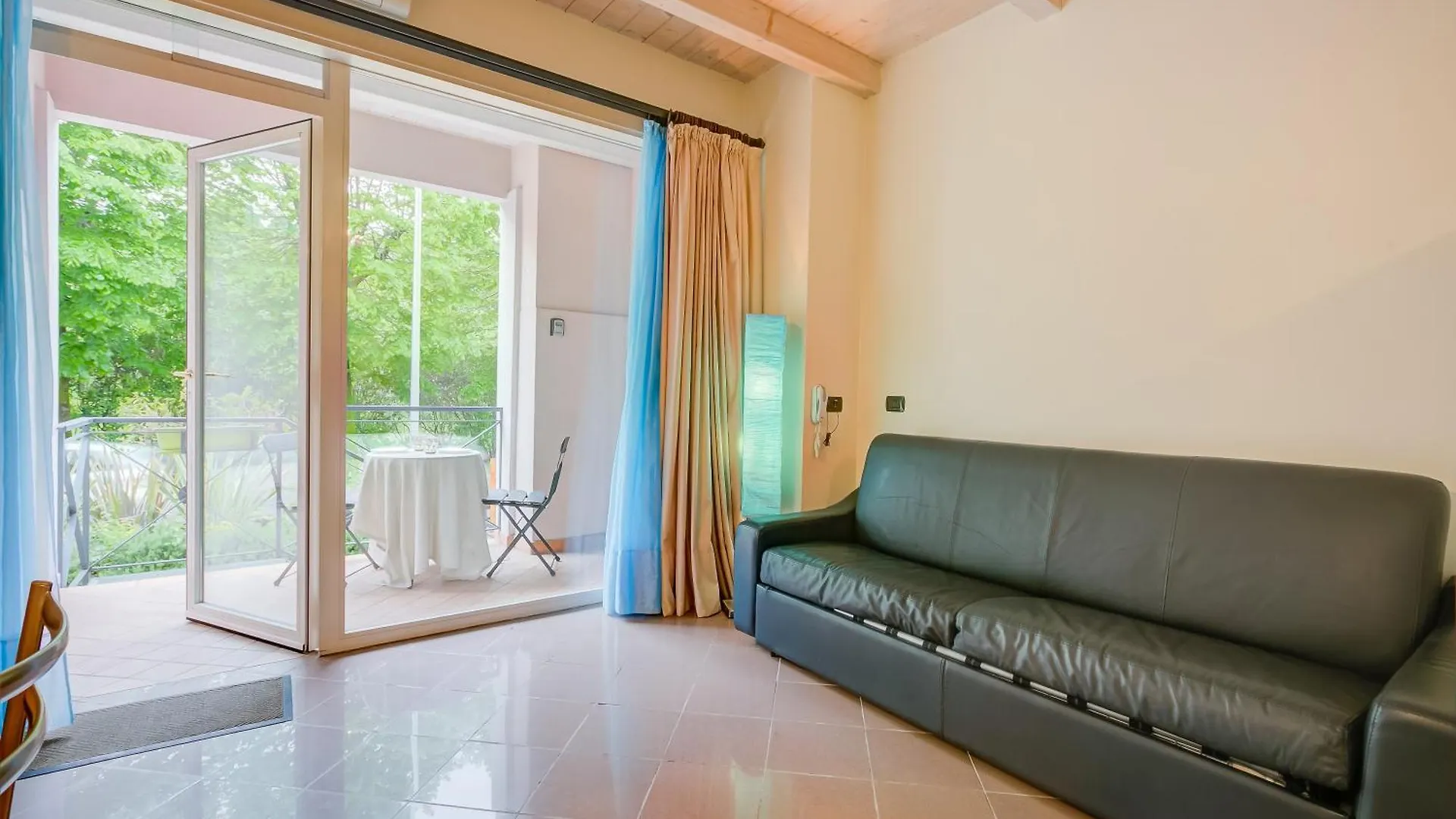 דסנזאנו דל גארדה Yellow, Orange And Blue Apartments Desenzano  דסנזאנו דל גארדה