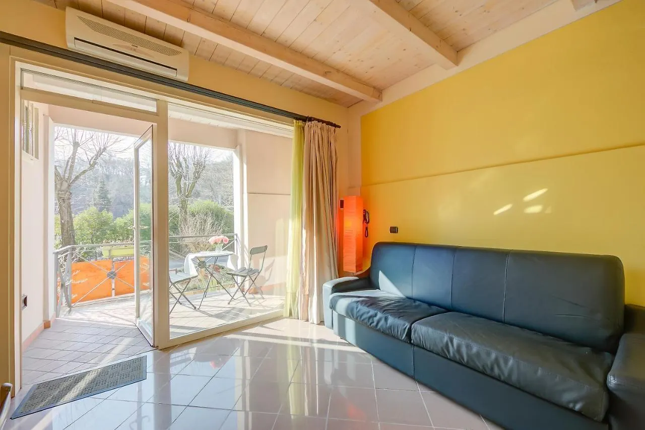 Yellow, Orange And Blue Apartments Desenzano Desenzano del Garda 0*,  Italia